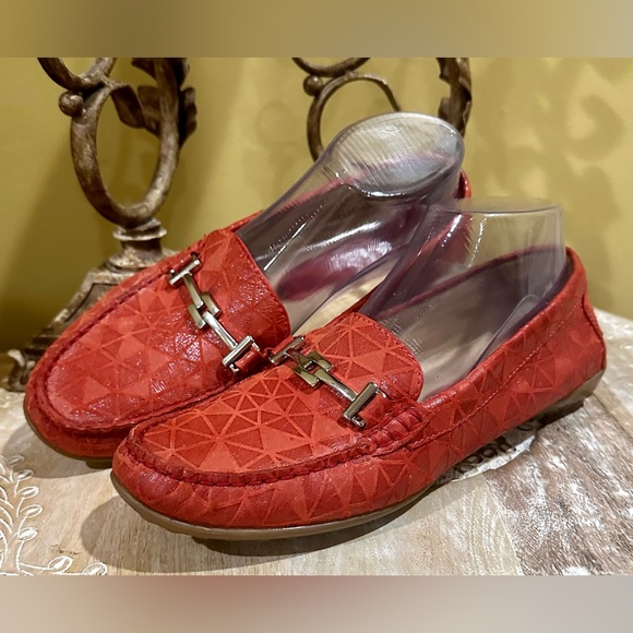 EUC Vaneli Red Leather Driving Loafer. Excellent pre-owned condition. Size 8.5 - Picture 2 of 9